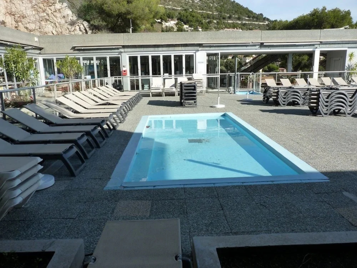 Grande piscine a debordement vue mer