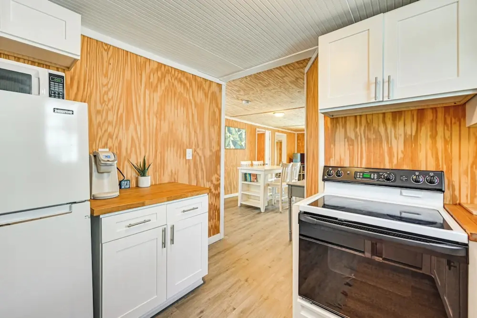Inviting Beachfront Apartment in Hawk's Nest Beach