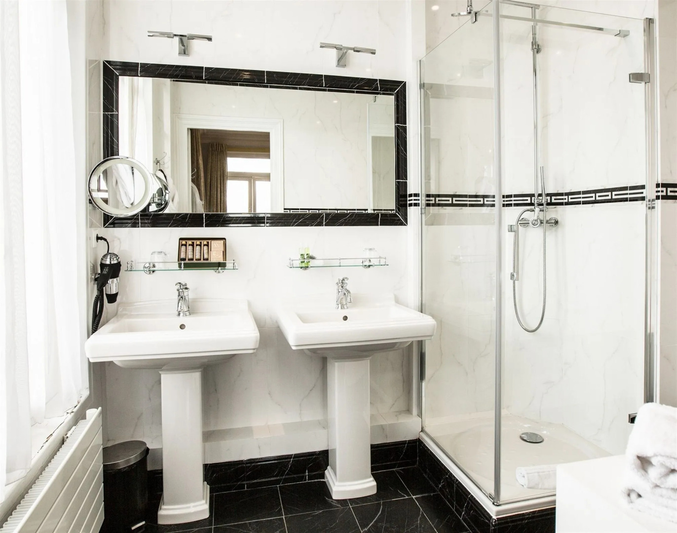 Pavillon Henri IV Hotel Restaurant Gastronomique Terrasse