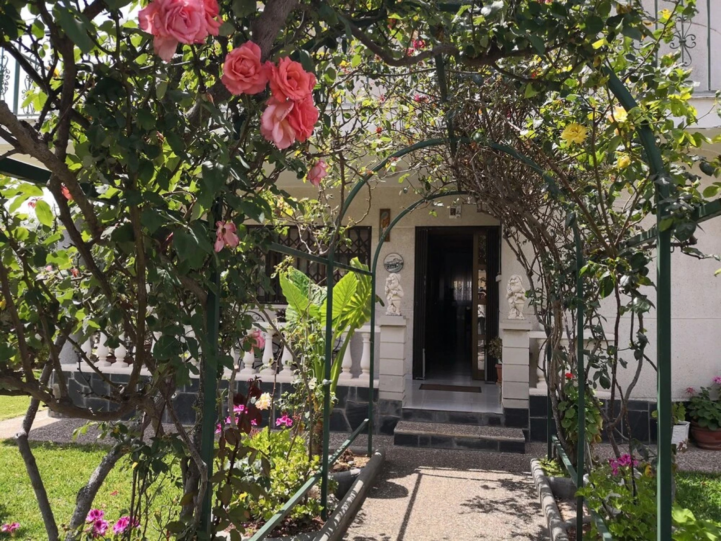 Villa con jardín piscina y cerca playa