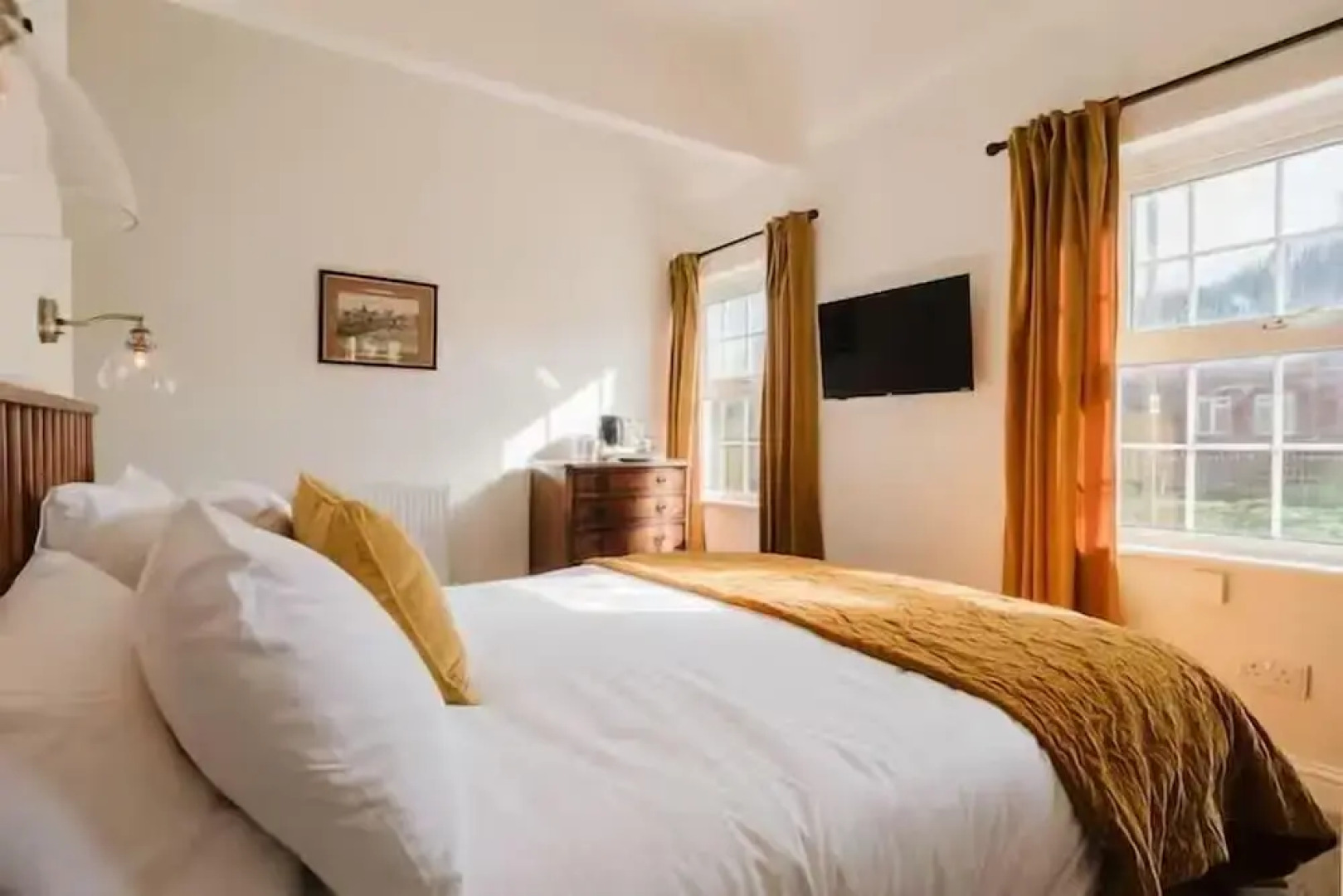 Idyllic Foodie Retreat above Silks Pub