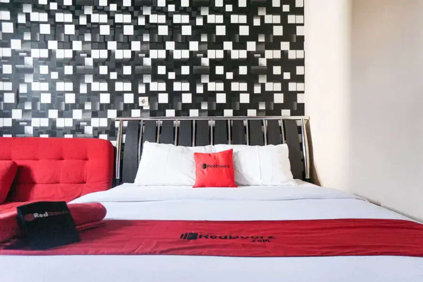 RedDoorz near Alun Alun Batu