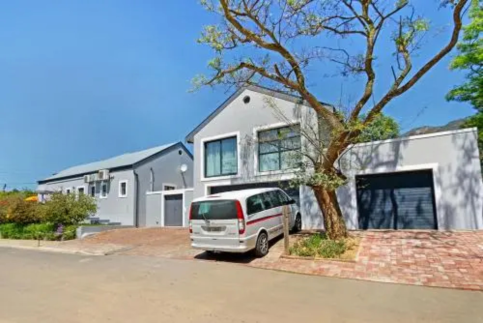 The guesthouse Kopke Classic Cars