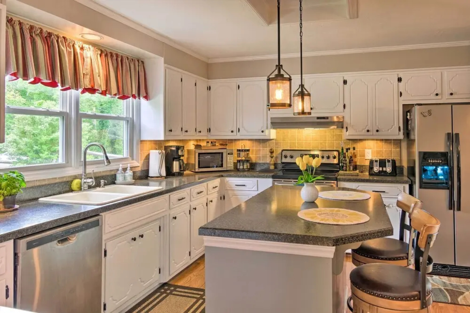 'paradise Lakehouse' in Hickory w/ Dock & Views!