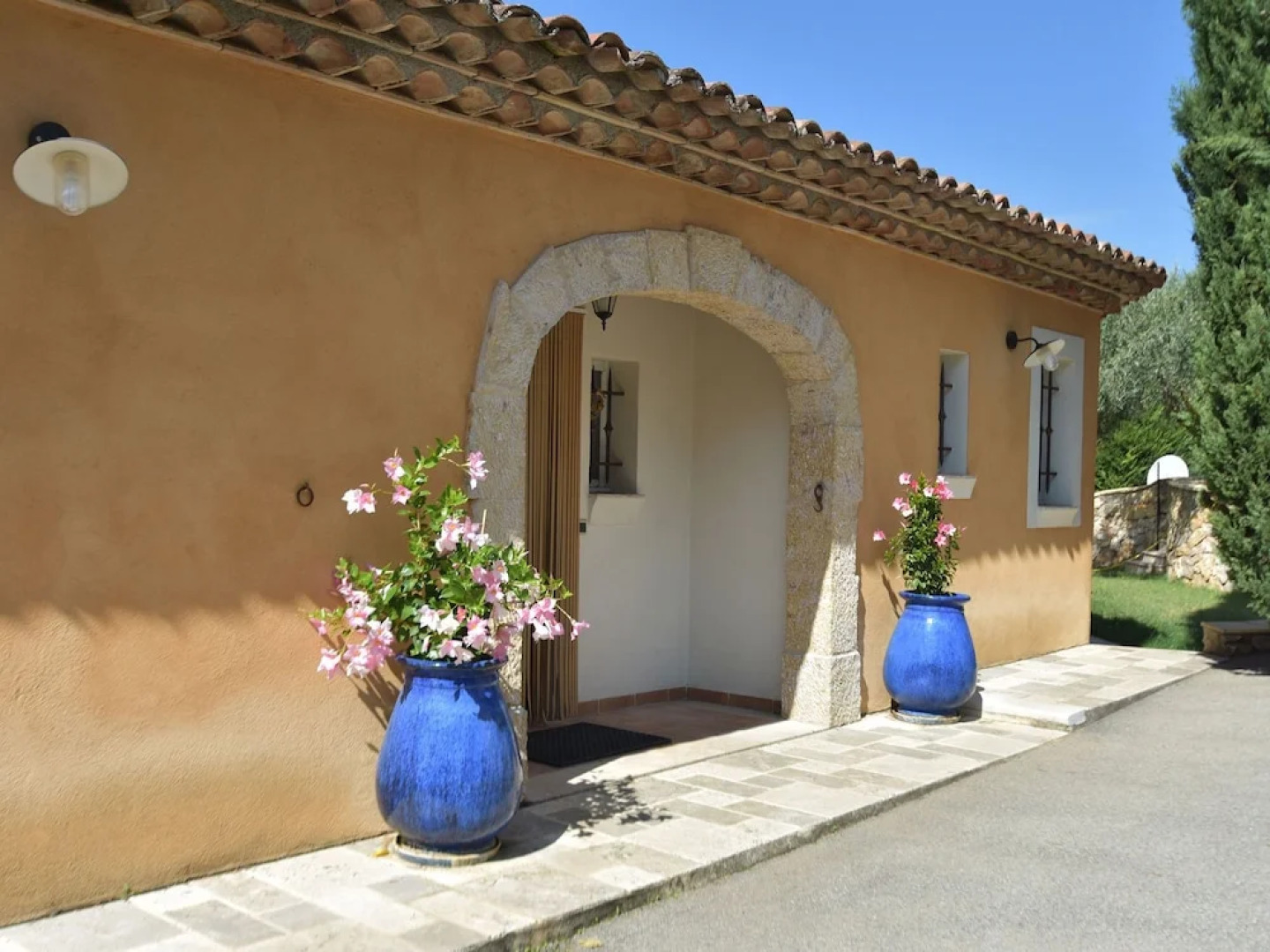 Stunning Villa Near Regusse With Private Swimming Pool