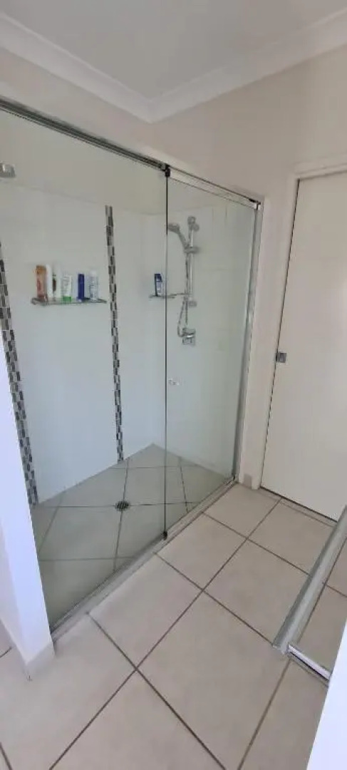 Edge Water 2 minutes from the beach with a pool!