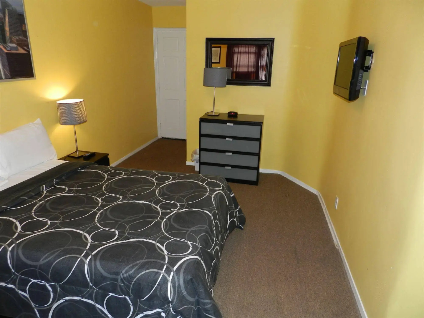 Central Motel Courtyard