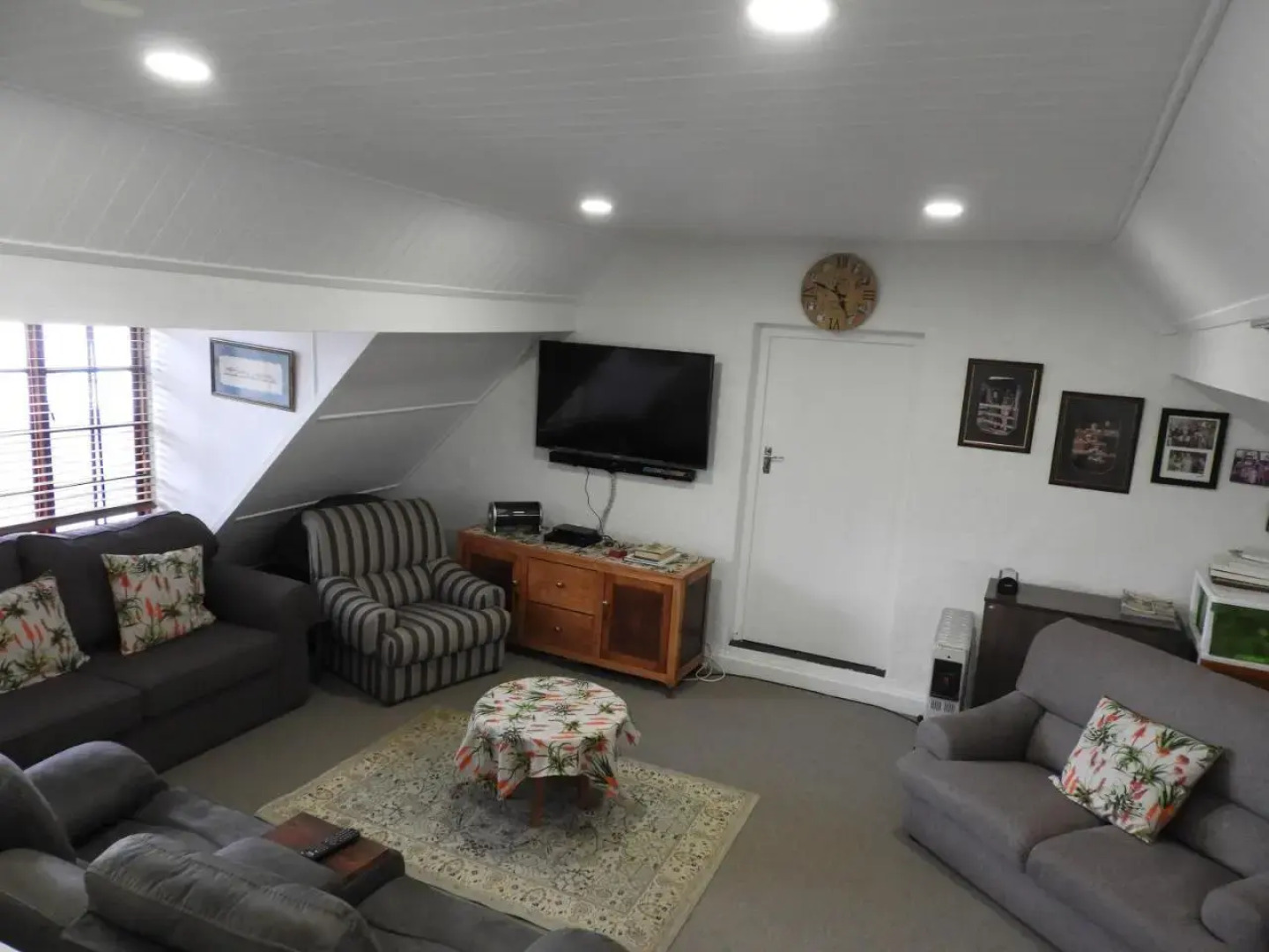 Cozy 4 bedroom house enclosed by sea and mountain.