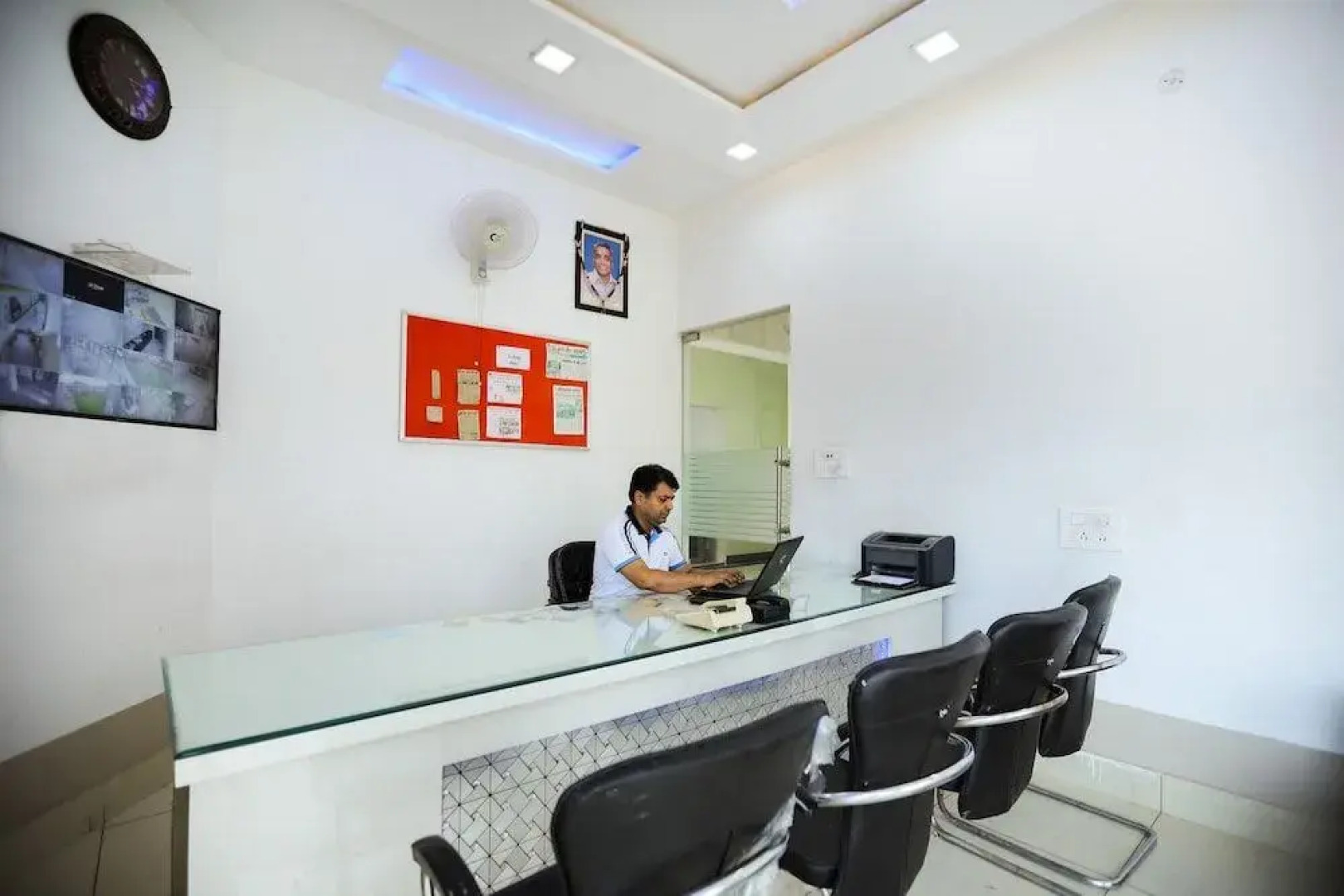 Oyo 47099 Azad Garden