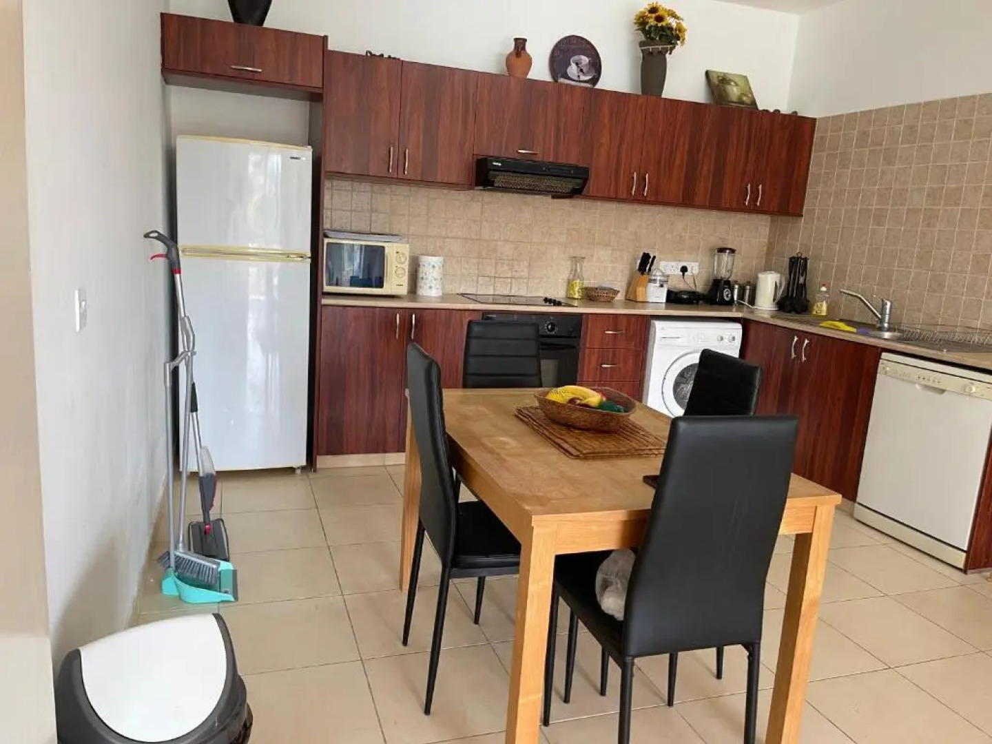 2 bed apt mountains and costal views with pool