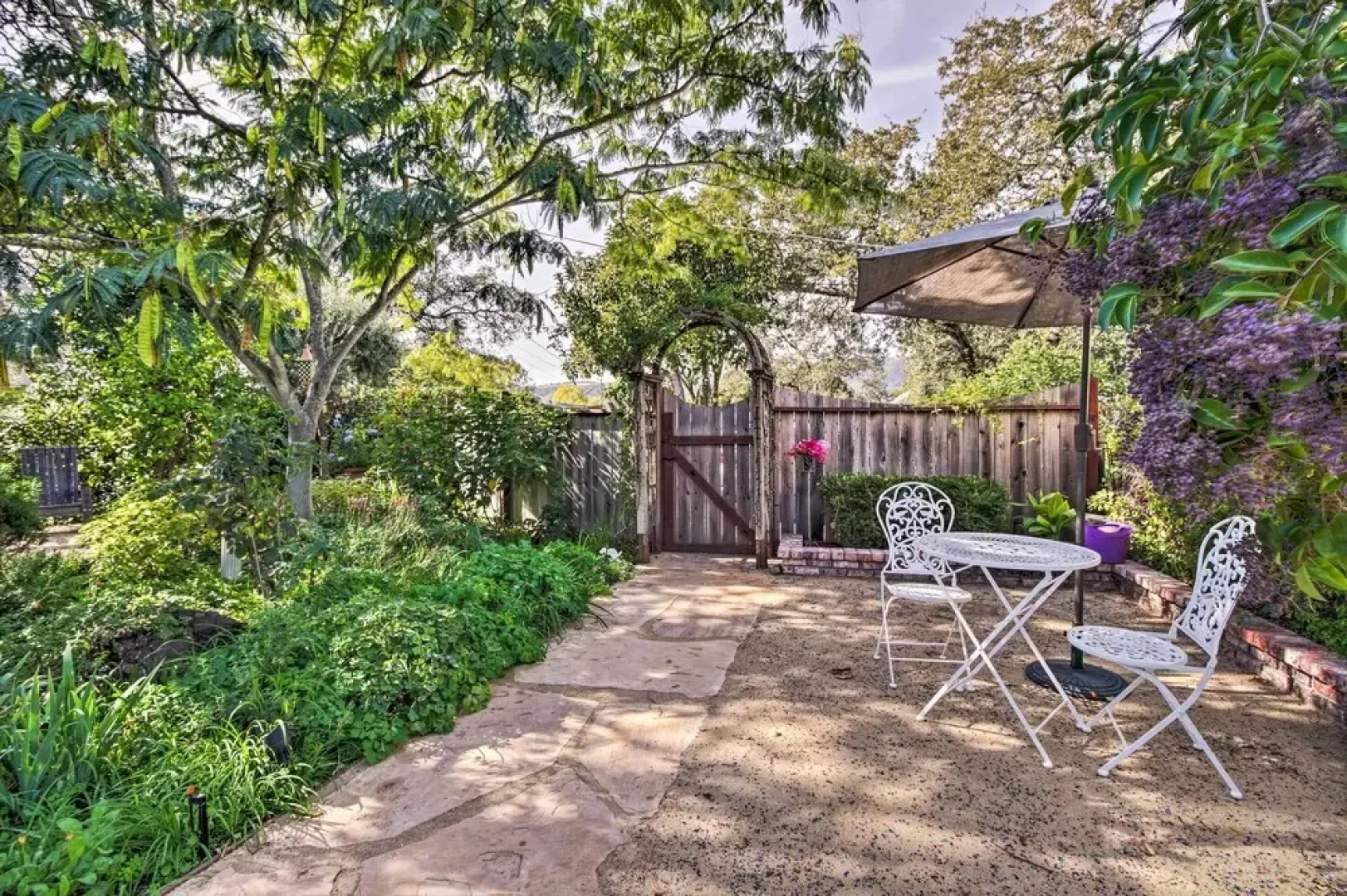 Romantic Casita w/ Garden + Deck 2 Miles to Plaza!