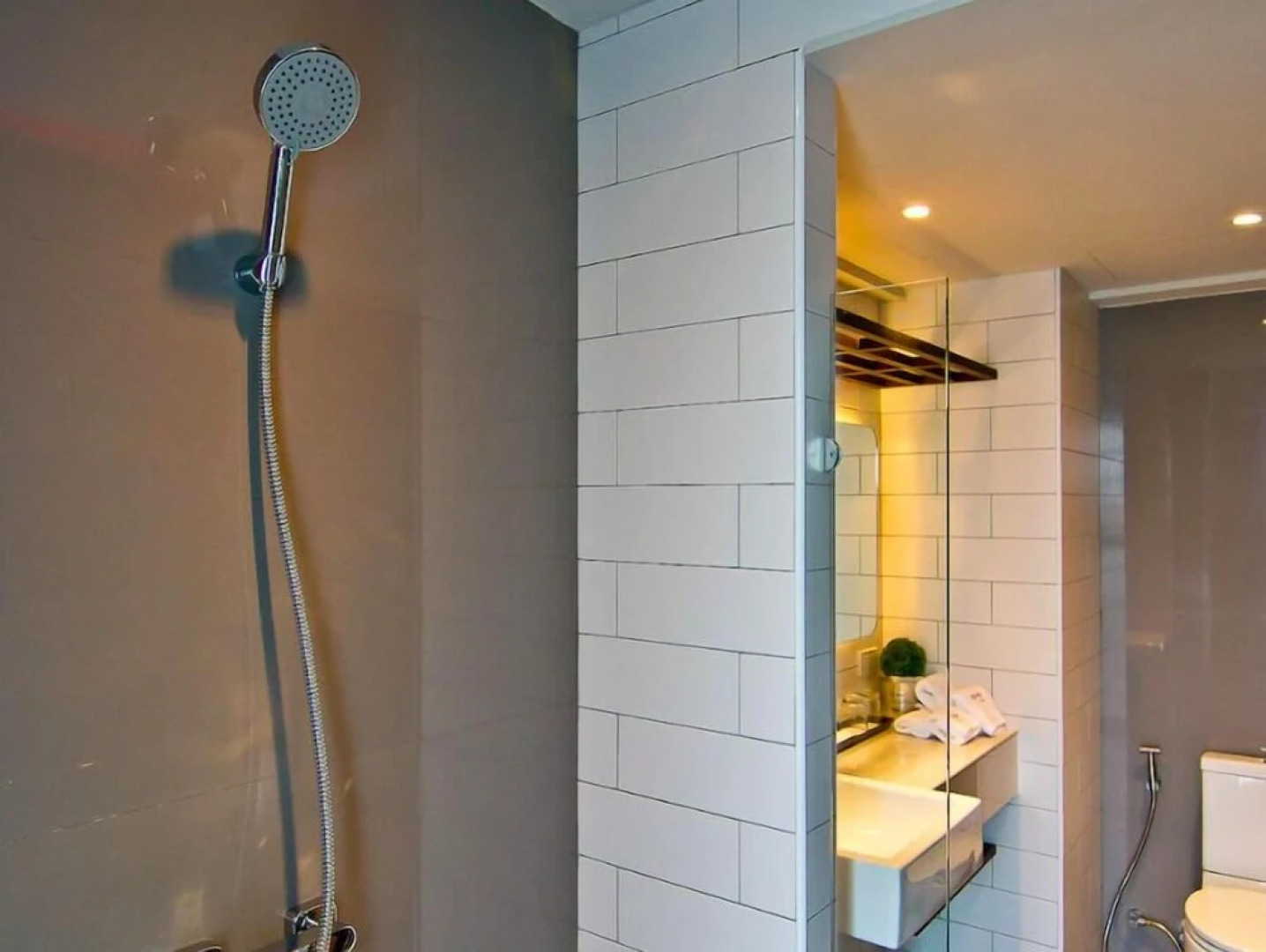 RedDoorz Premium Coco Hotel