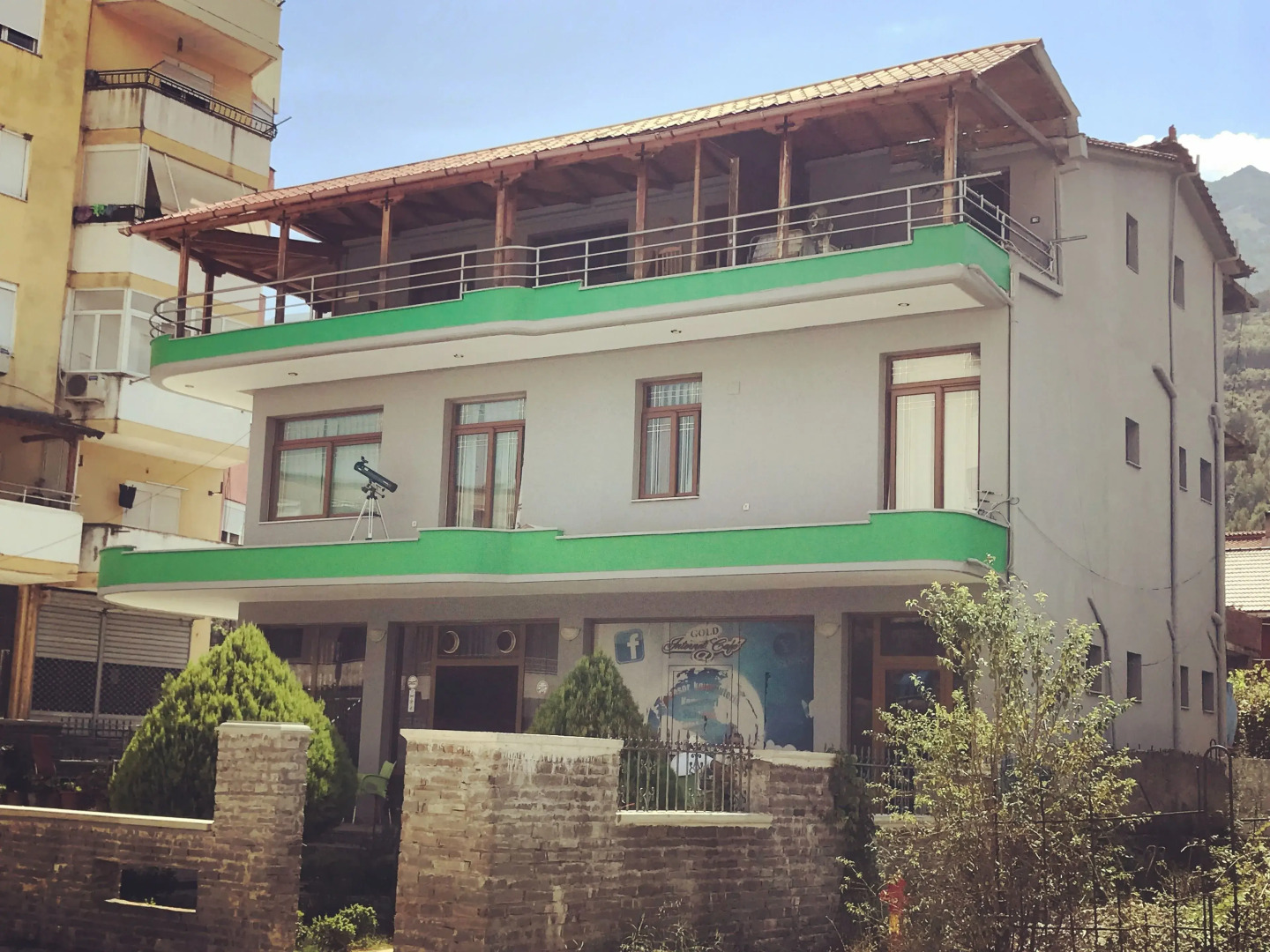 Gold Guest House & Bar