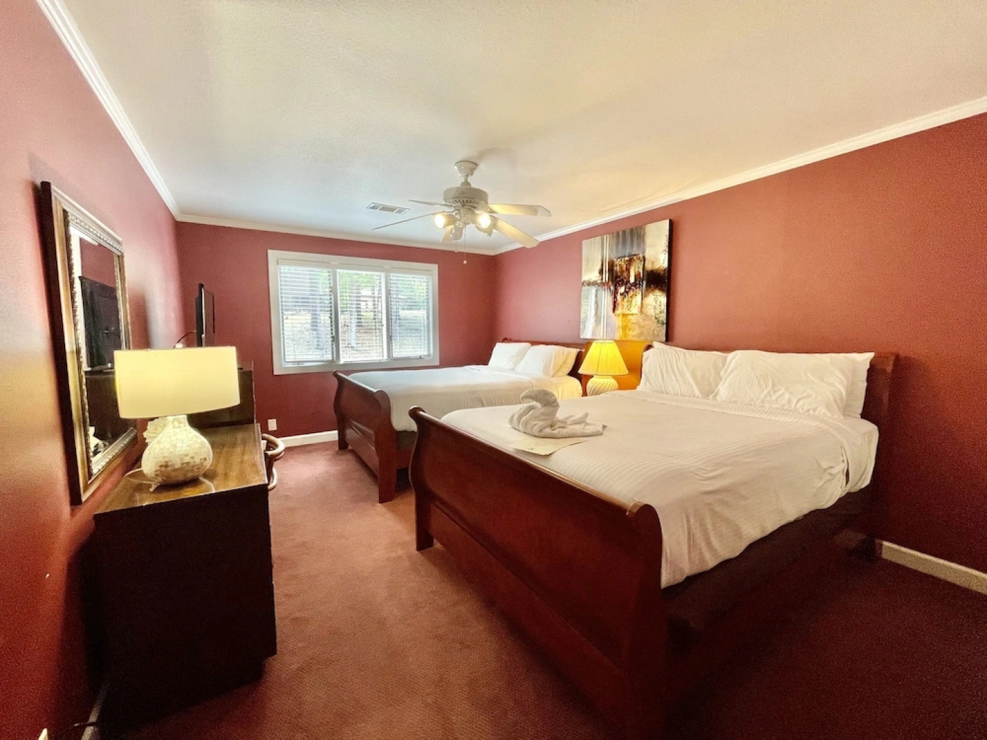 80BPD, Four bedroom, two 1/2 bath log-sided condo with lake view , garage by RedAwning