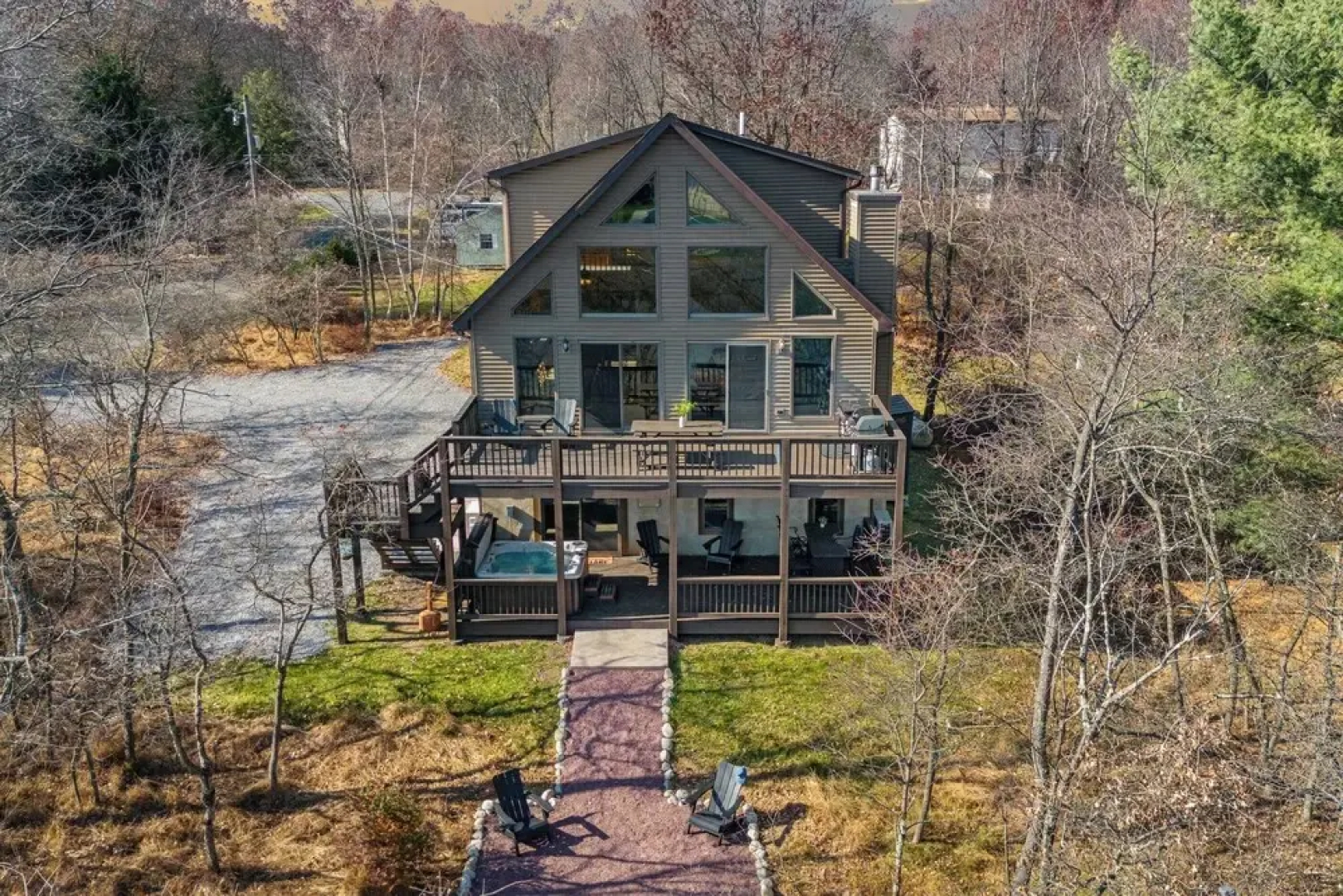 Lake View Chalet by Avantstay Lake Access + Deck