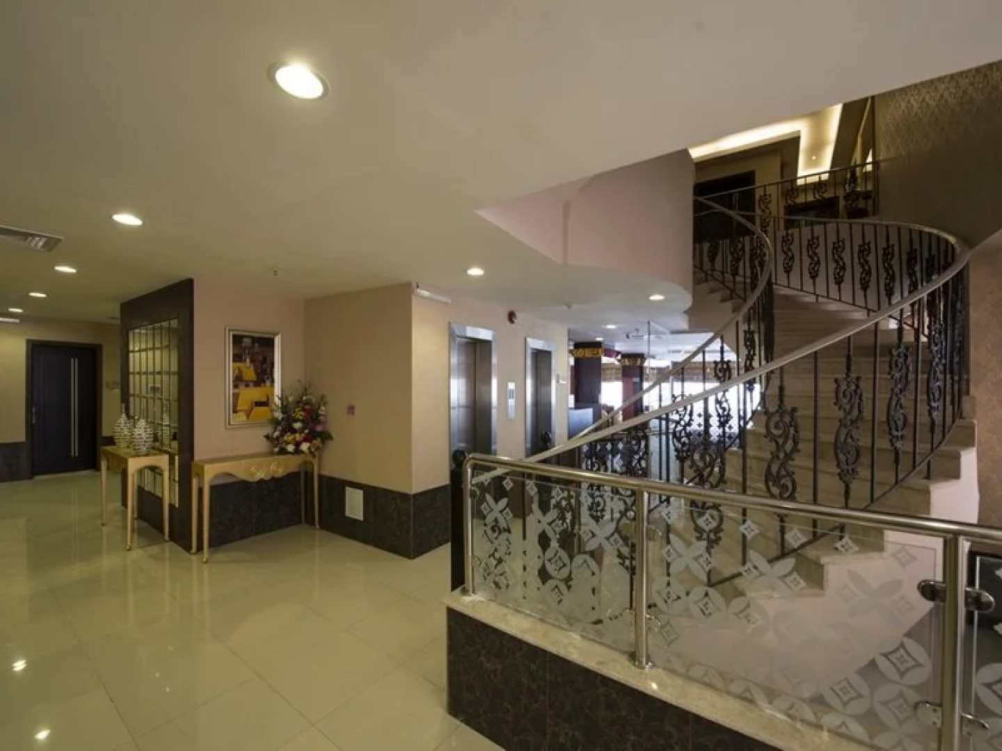 LA Fontaine Royal Hotel