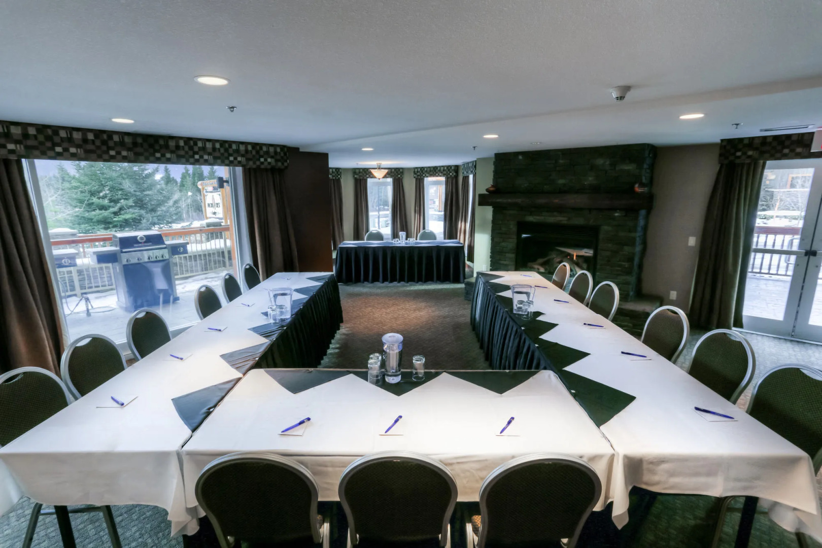 Falcon Crest Lodge by CLIQUE