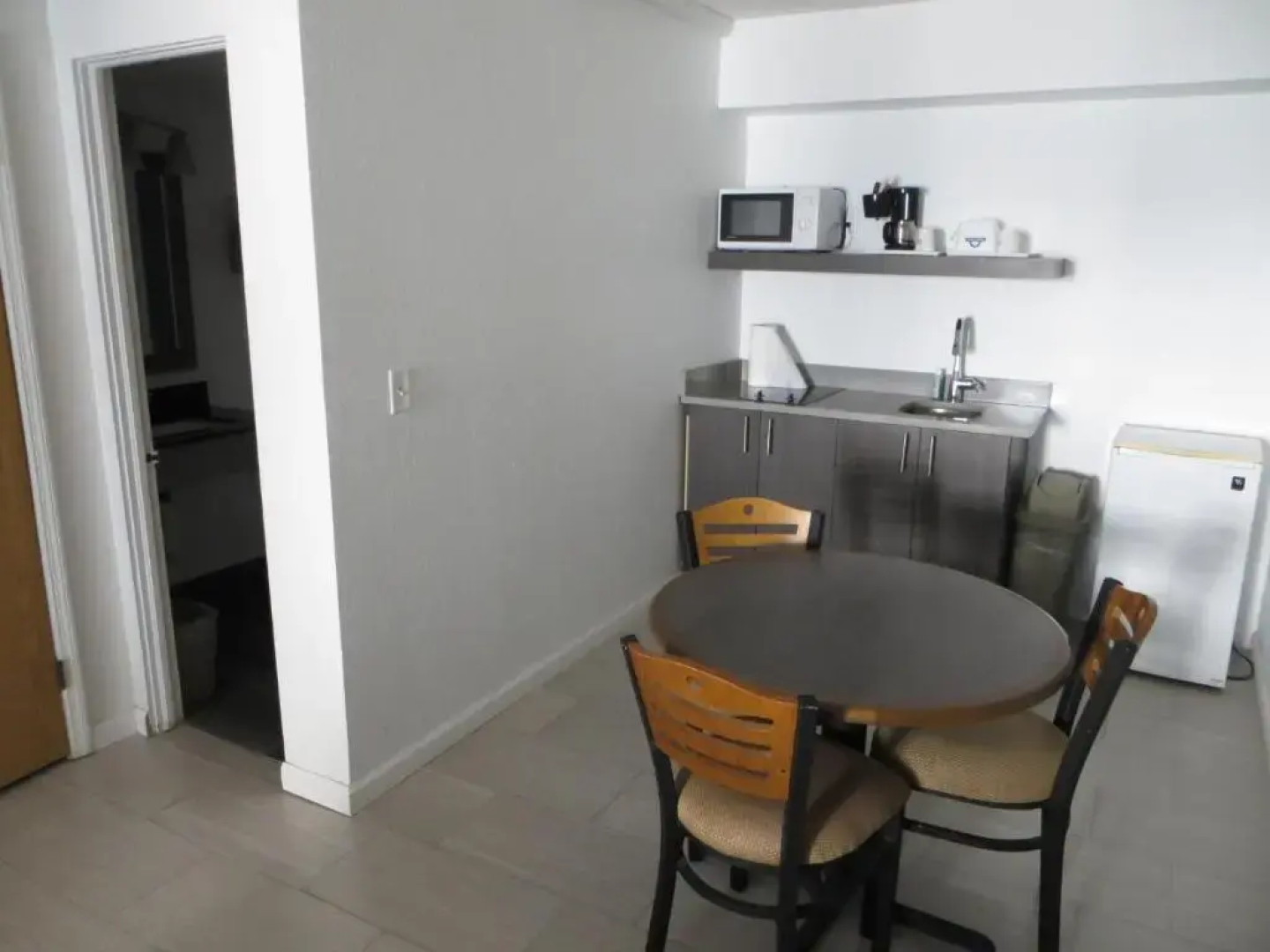 Arya Blu Inn & Suites