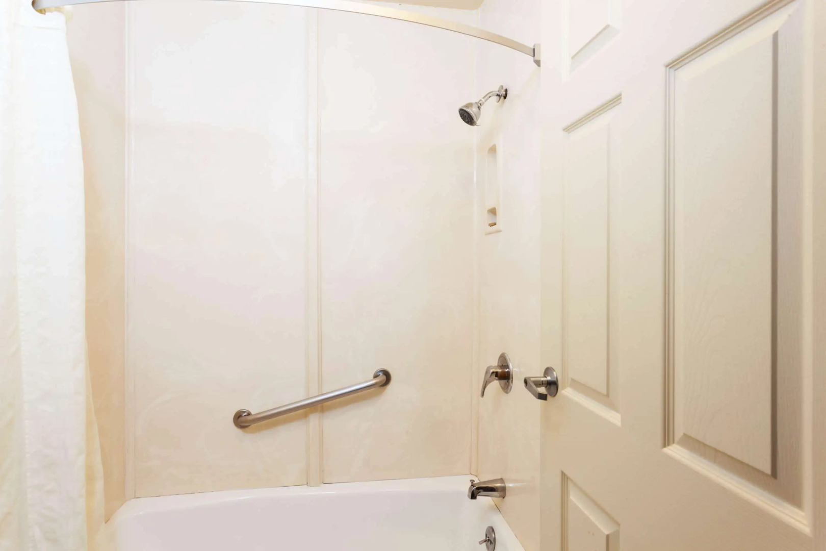 Travelodge by Wyndham Long Beach Convention Center