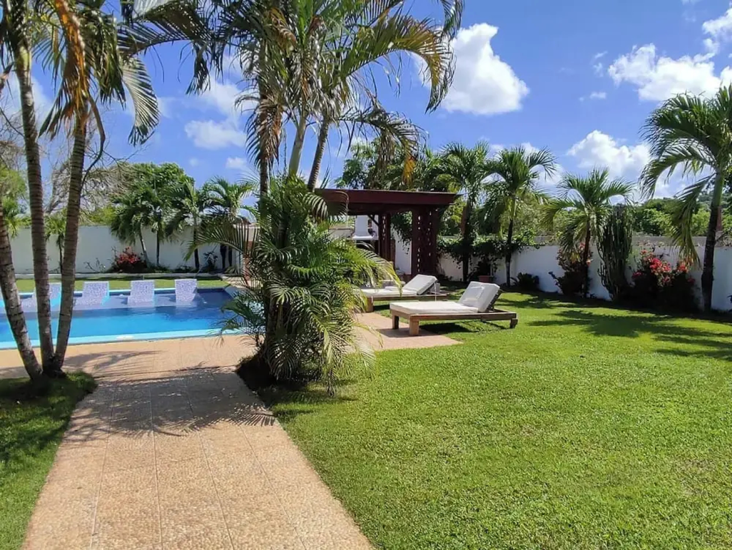 Natural Pool Villa Perfect for Families