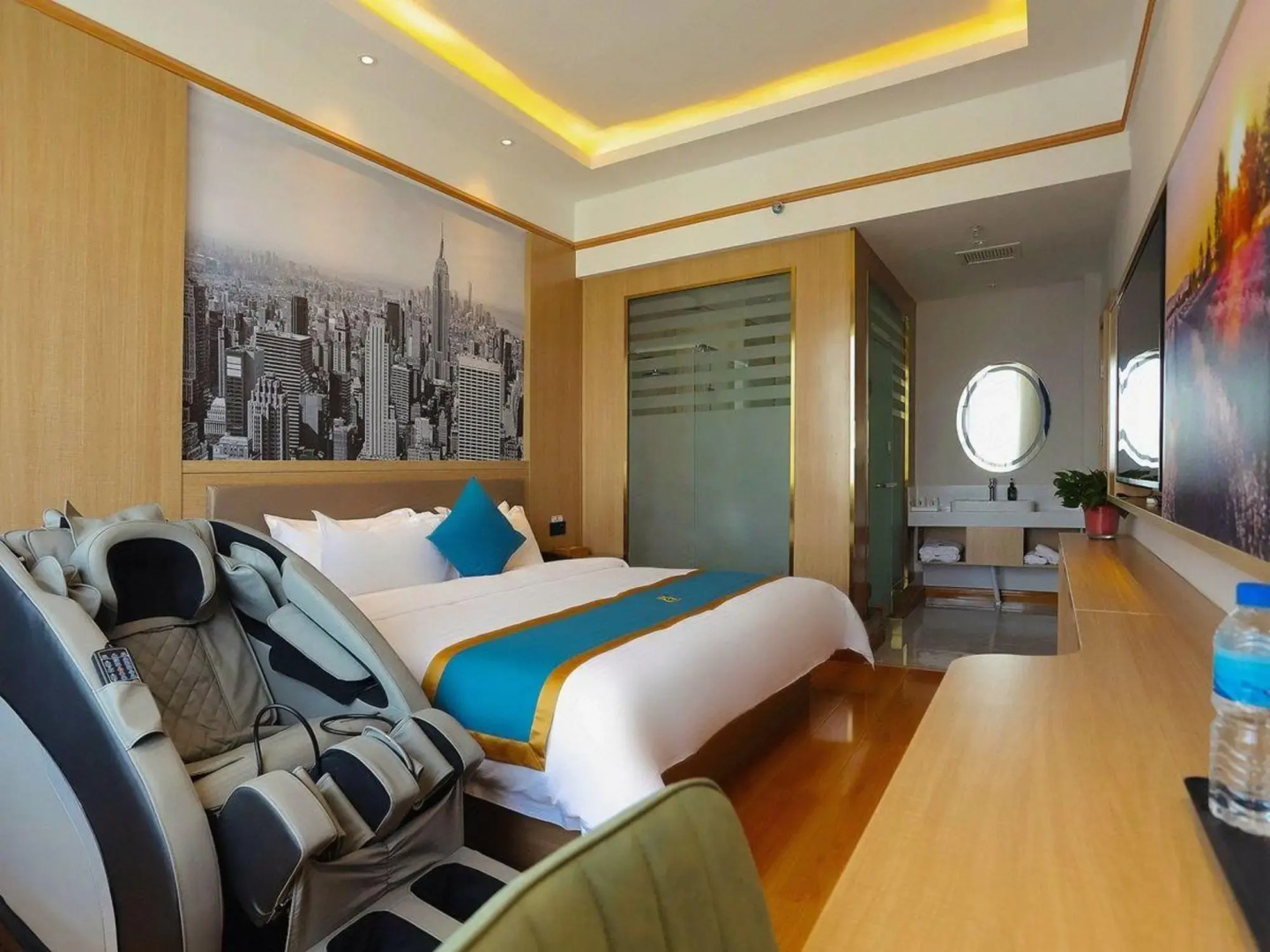 Super 8 Premier Hotel (Tumushuke City Government Branch)