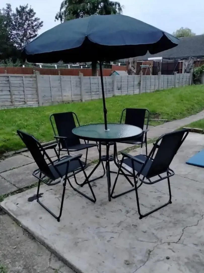 Spacious 3bed House in Walsall With Parking Onsite