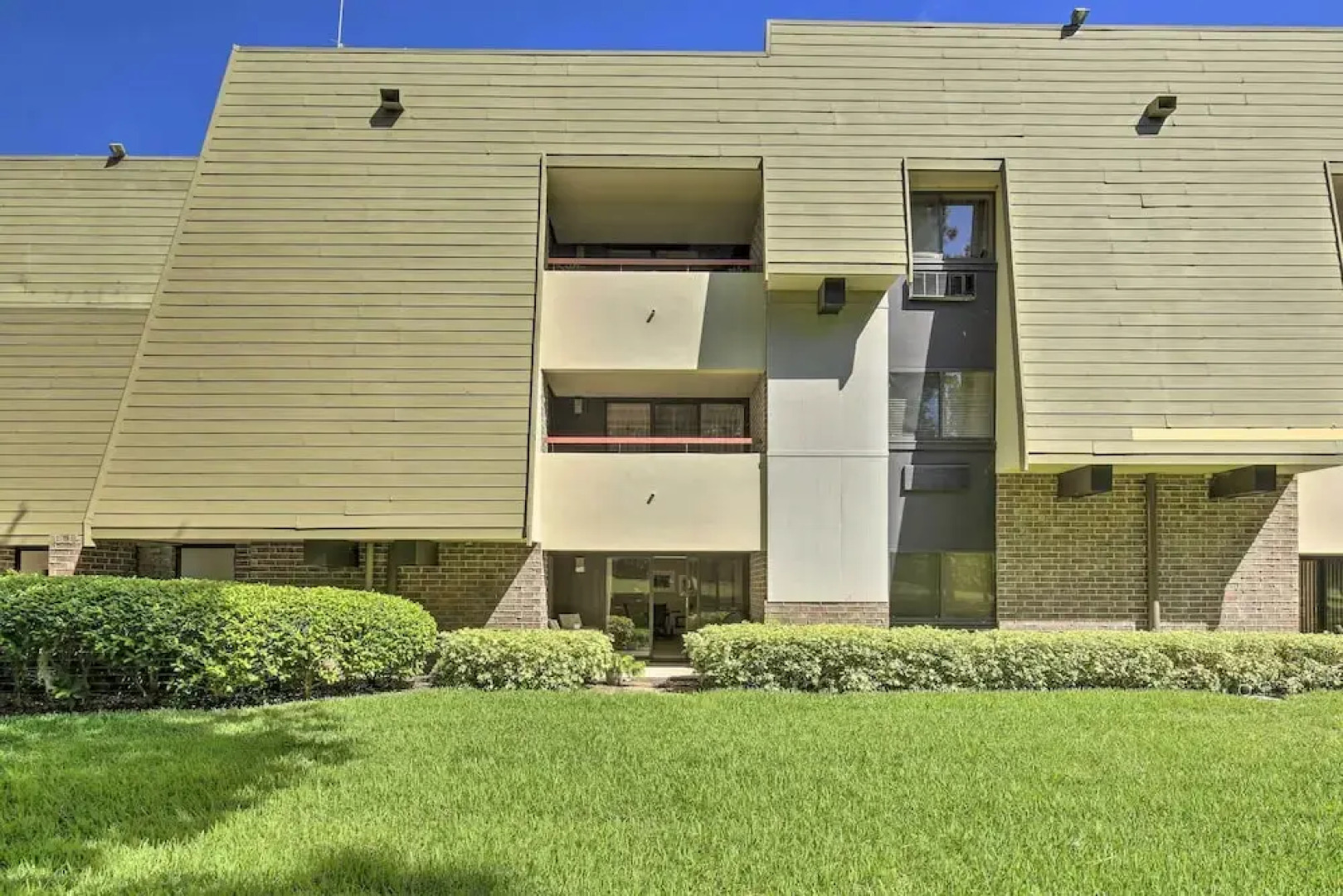 Large Tampa-area Condo - 15 Mi Clearwater Beach!