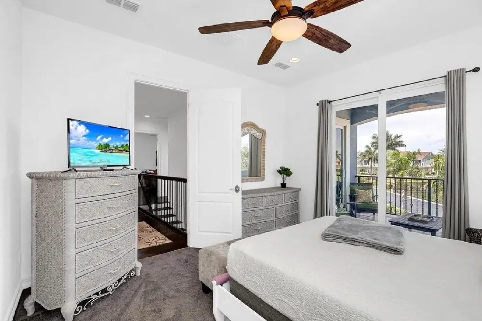 Upscale Private Home 10-min Walk to Canova Beach