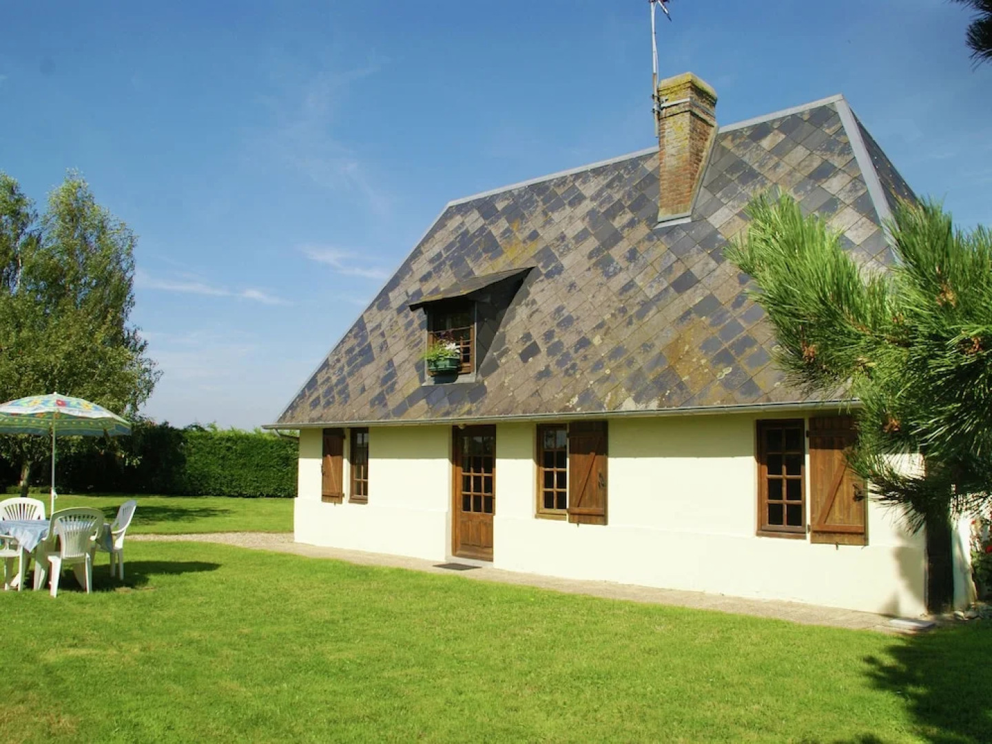 Rural, Detached Holiday Home With Pleasant Garden Near the French West Coast