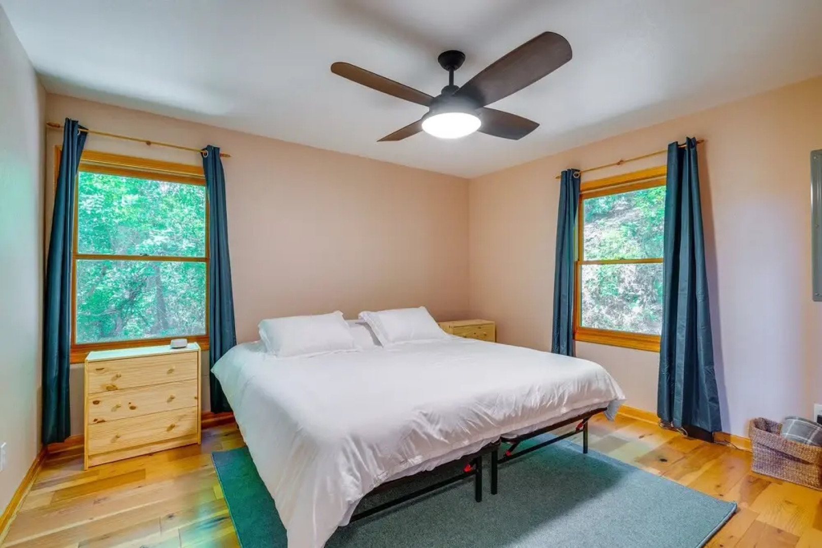 Cozy Murphy Cabin Retreat: Hot Tub & Mtn Views!