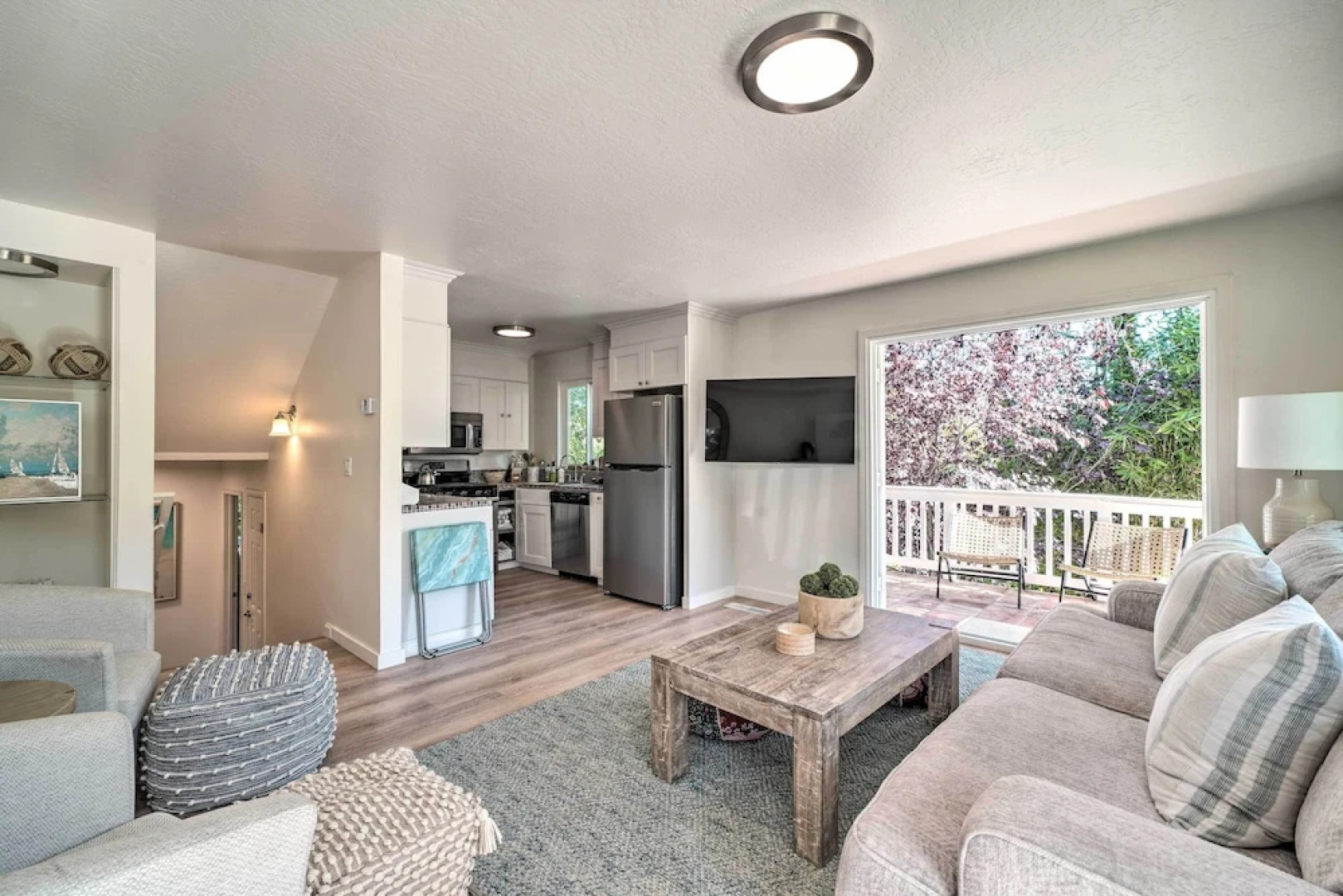 Cozy Cali Condo, Walk to Summerland Beach!