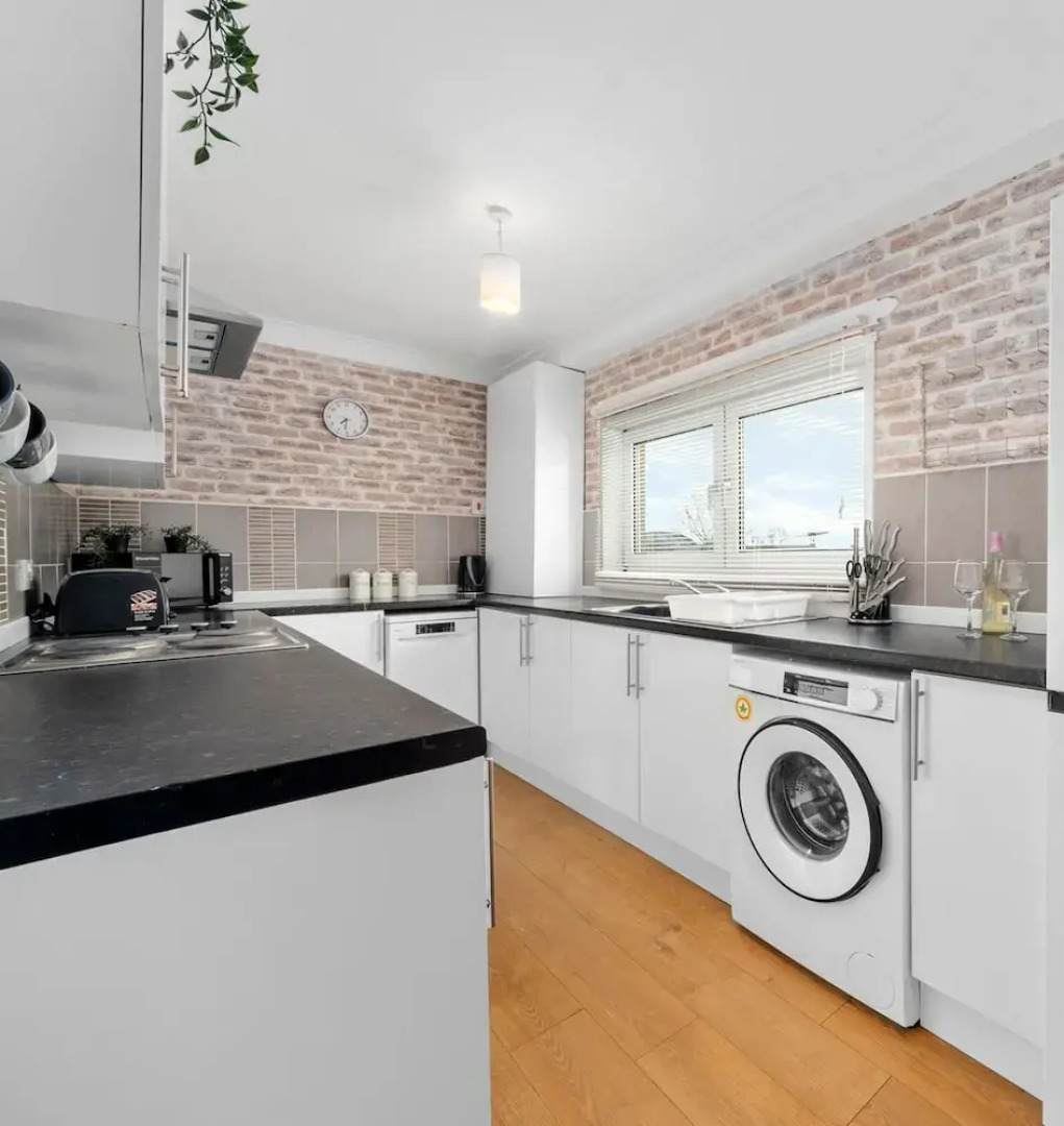 Three Bedroom Apartment by Klass Living Serviced Accommodation Coatbridge - Berwick Apartment With WiFi &Parking