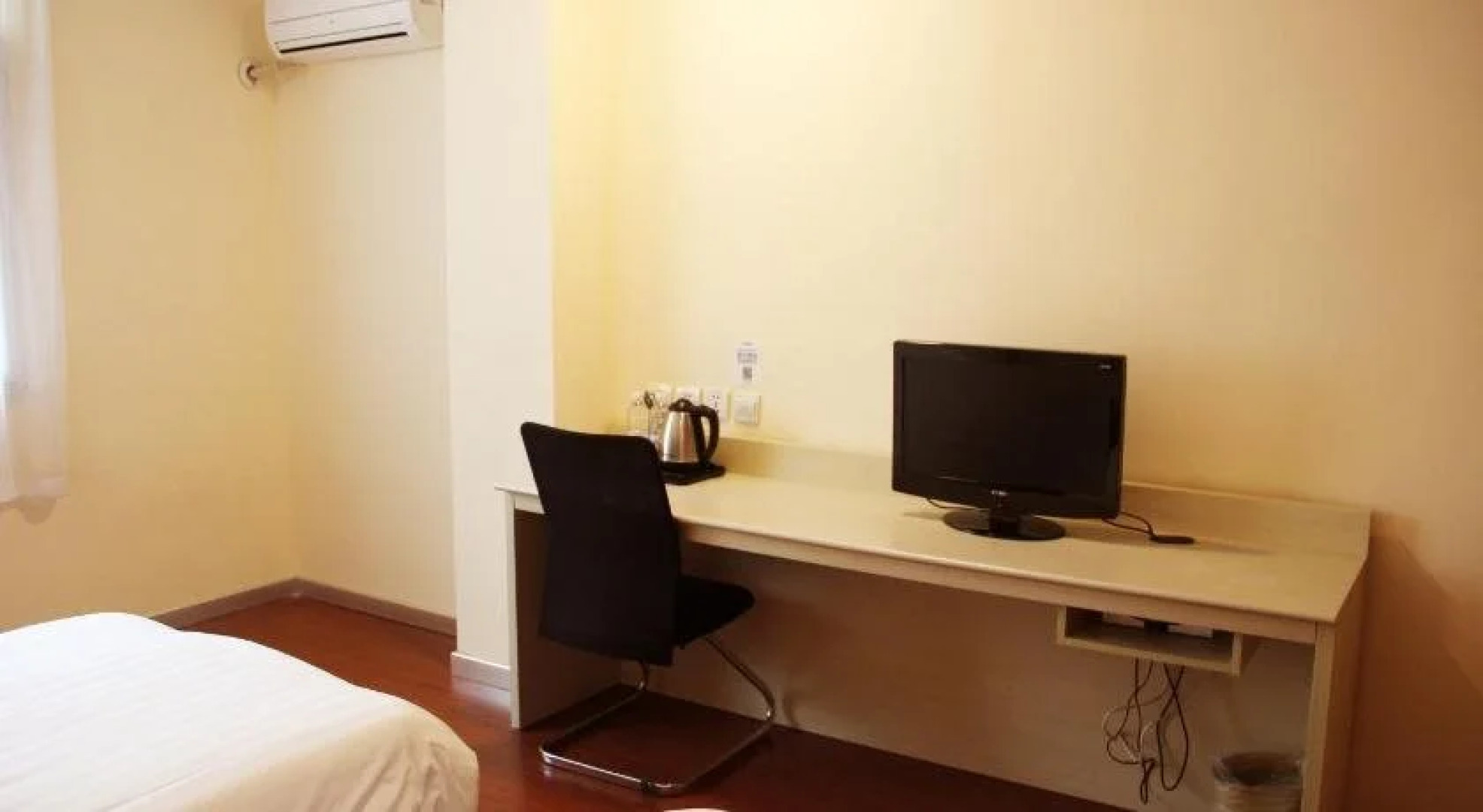 Hanting Express Xianning Railway station