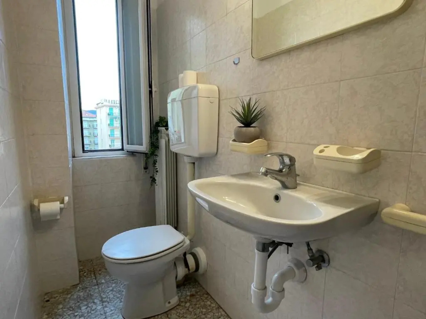 [Via XXV Aprile] 4 Locali - Di Fronte al Mare