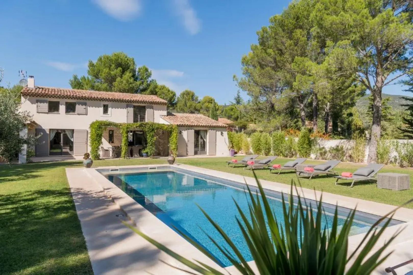 Bâtisse provençale avec piscine privée au coeur du Luberon et du village de Lourmarin, 10 personnes LS2-385 NOUVIAGE