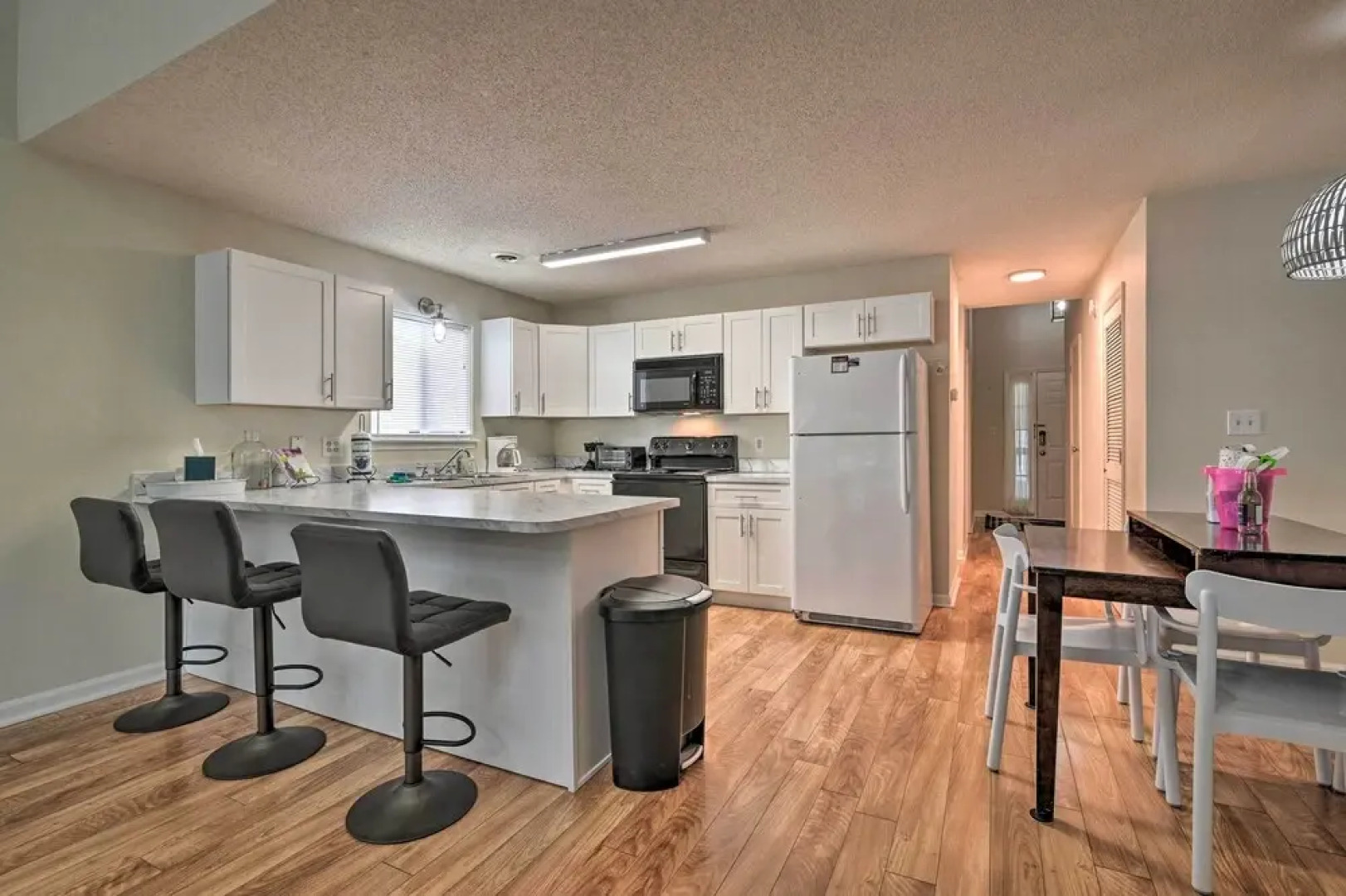 2 Mi to Surfside Beach: Golf Getaway w/ Balcony!