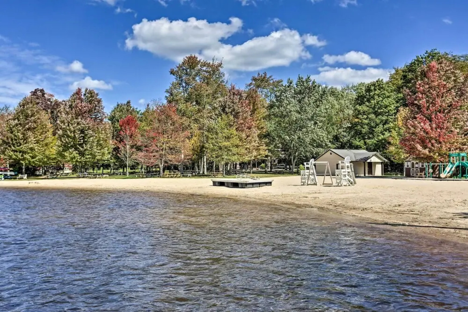 Spacious Cabin, 1 Block to Locust Lake Beach!