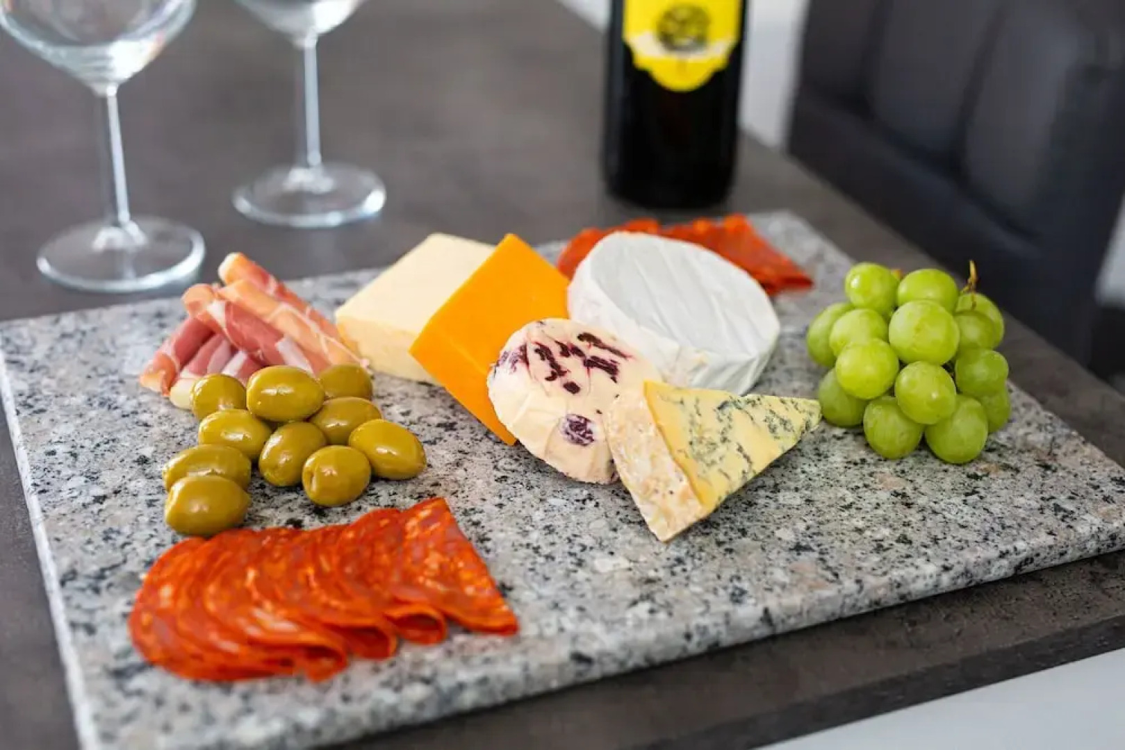 Dyzyn Living - City View City Center 5 Mins From Train Station