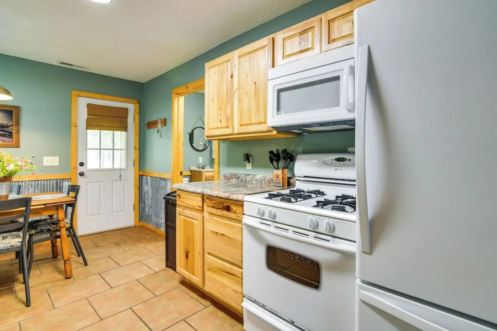 Bull Shoals Lake Home w/ Porch - Steps to Water!