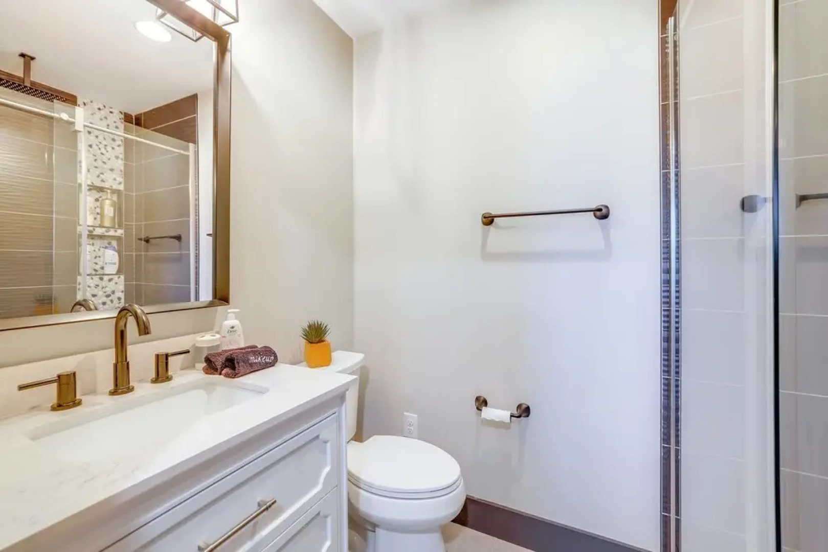 4 Mi to Liberty Bridge: Greenville Getaway w/ Deck