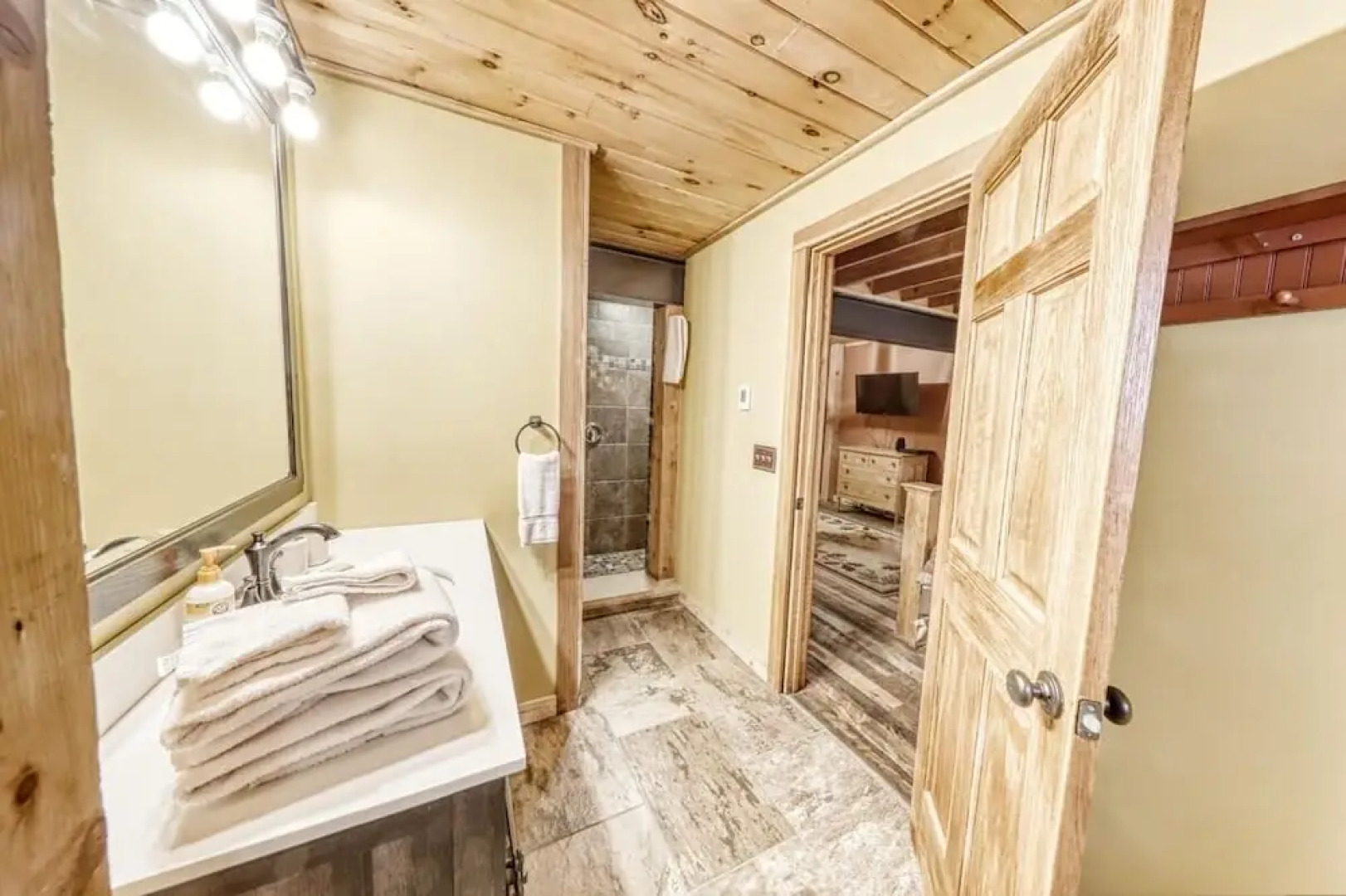 Smokey Valley Lodge 2 Bedroom Home by Redawning