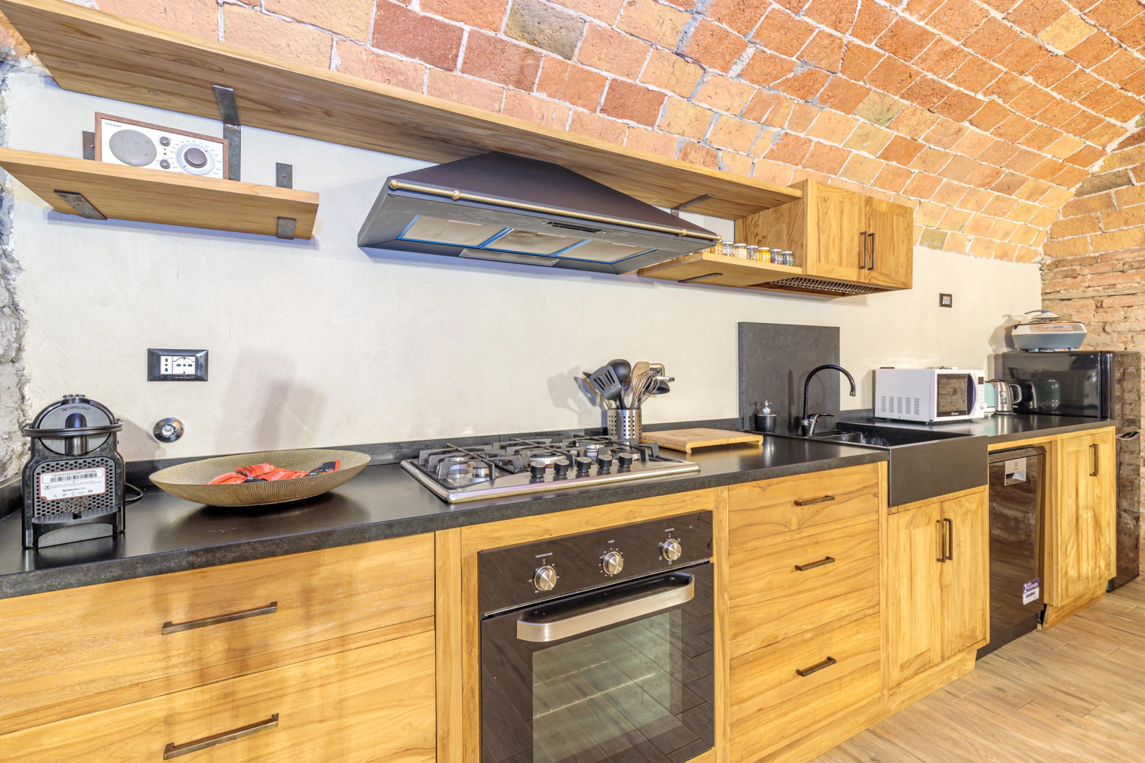 Cascina Liebe with sauna among vineyards