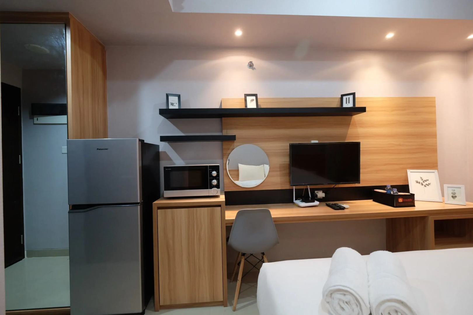 Comfortable and Fully Furnished Studio Apartment at Mustika Golf Residence