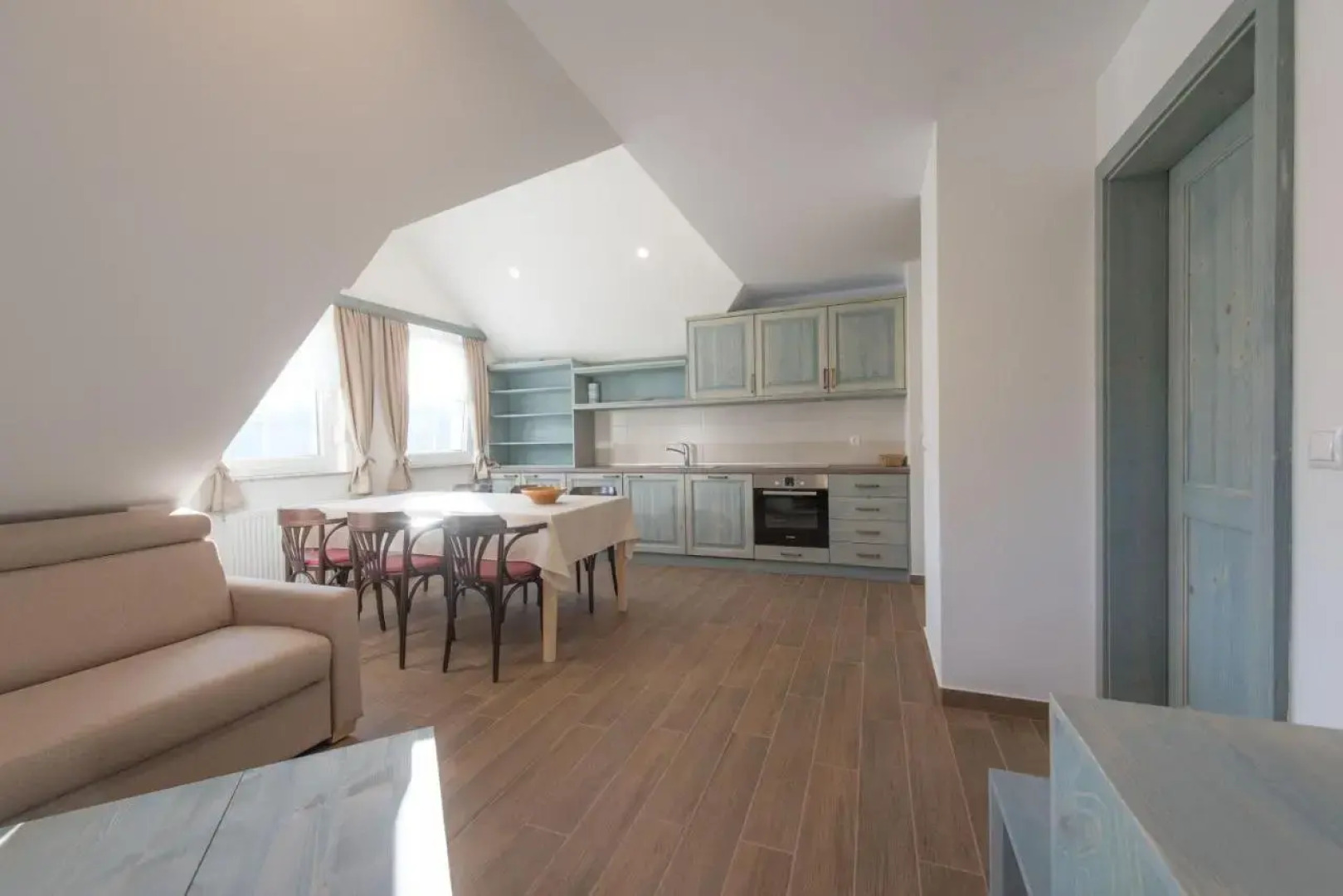 Apartments and rooms Tolc