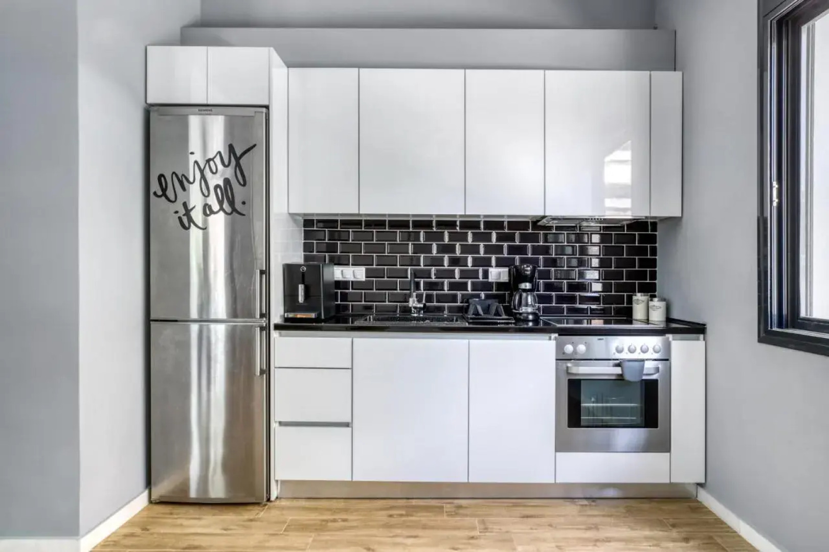 Spacious flat with courtyard and private parking!