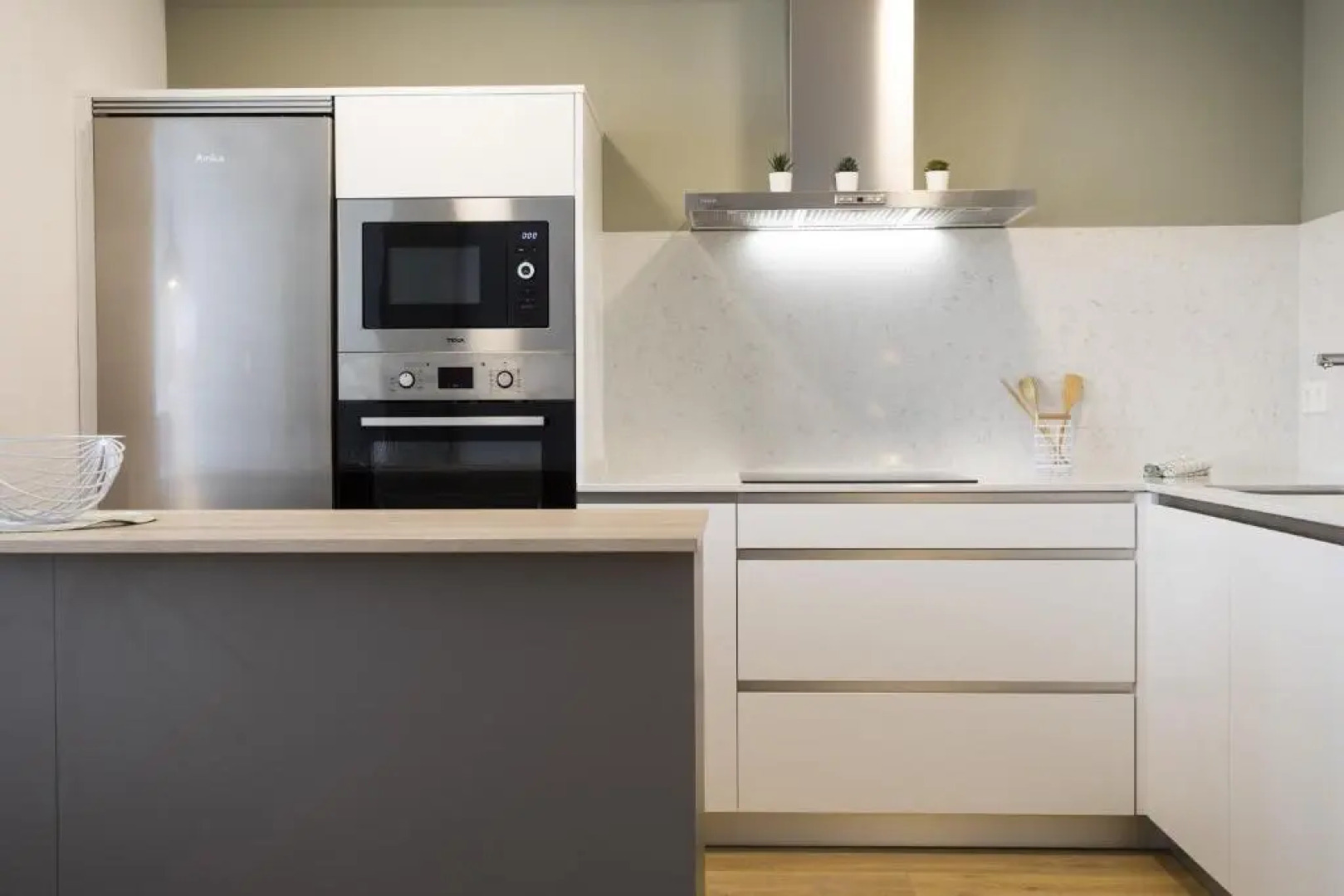 OLABIDE 2 by Smiling Rentals