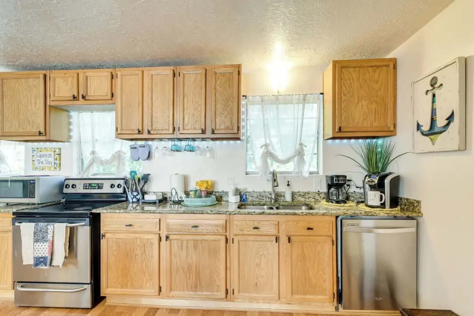 3 Mi to Boardwalk: Bacliff Apartment w/ Hot Tub