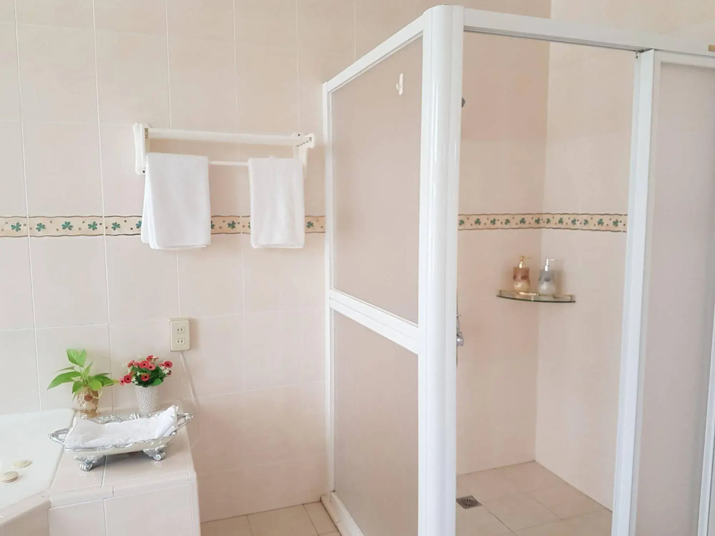 Loving Hut Paradise Island Vegan Bed and Breakfast