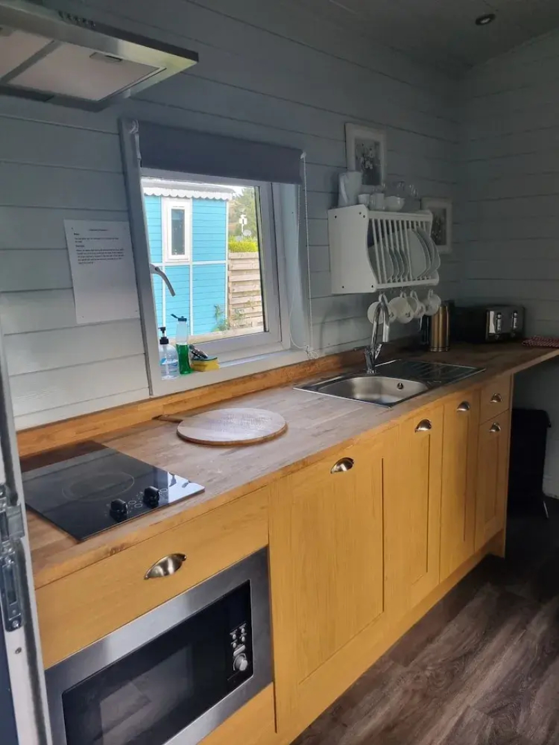 Glamping Hut - Riverview 3