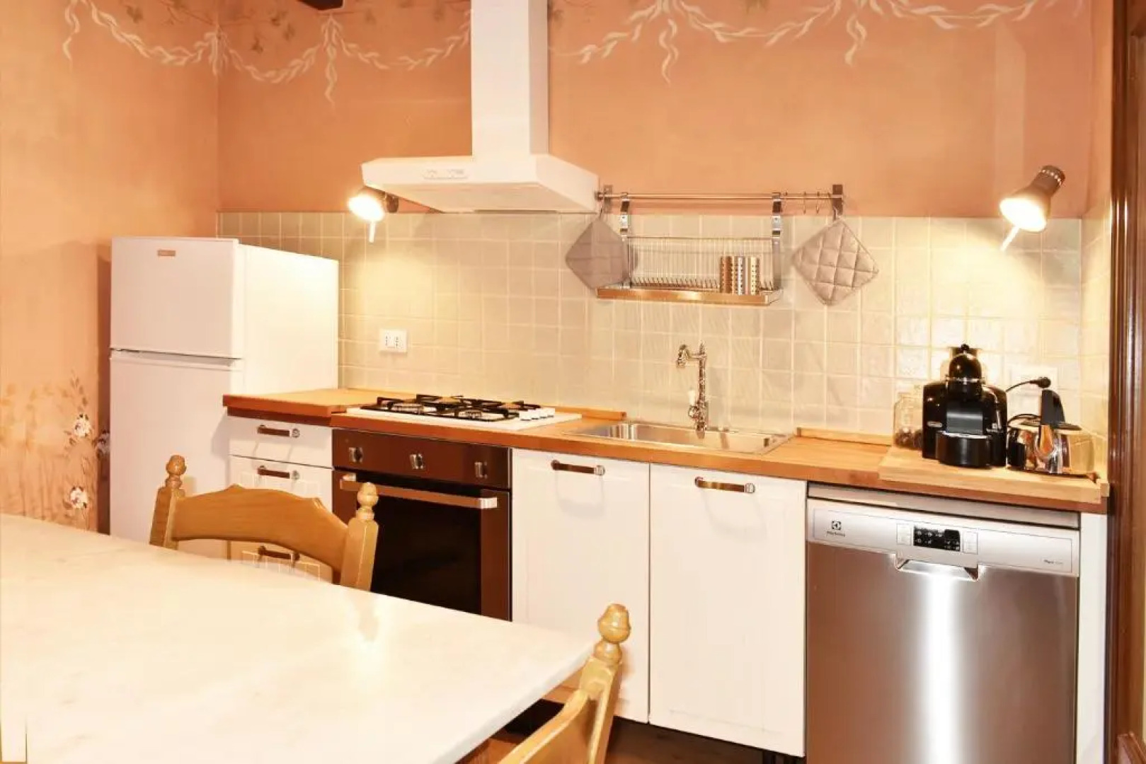 The painted house, nei vicoli di Sirolo